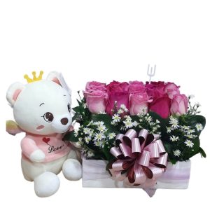 Cubo pequeño con rosas surtidas y peluche tierno. Un detalle perfecto para expresar amor y dulzura.
