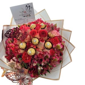 Buchón de 30 rosas con astromelias, chocolates Ferrero y mariposas decorativas.
